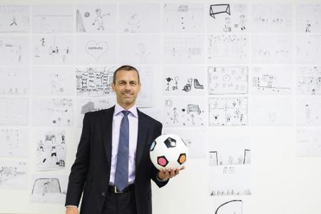 Zeichnung von Amputiertenfußballer verziert Ball des UEFA-Supercups