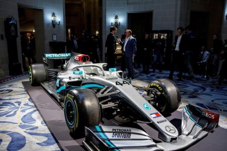 Mit dem W11 auf Schumachers Spuren: Mercedes präsentiert neuen Silberpfeil