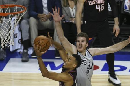 NBA-Kuriosum: Österreicher Pöltl läuft ohne Trikot auf