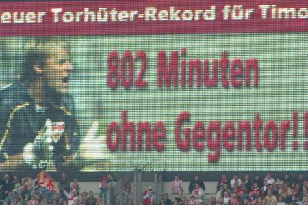 ...von Oliver Kahn um stolze 82 Minuten. In der Woche zuvor wurde der neue Rekordträger im Heimspiel gegen den 1. FC Köln im...