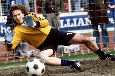 In der eigentlichen Aufgabe des Torhüters beim Elfmeterduell ist Rudi Kargus unerreicht. Bei 73 Versuchen scheiterten die St...