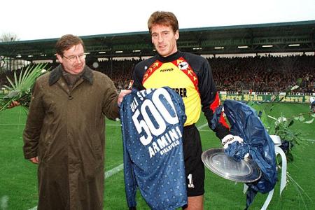 Nach 512 Bundesligaspielen nahm Uli Stein am 11. April 1997 Abschied aus der Bundesliga. Mit 42 Jahren und 170 Tagen ist er ...