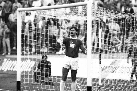 Wir bleiben im Unterhaus, denn dort gelang Wilhelm Huxhorn in der Saison 1984/85 Historisches. Der Keeper des SV Darmstadt s...