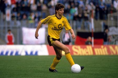 Im Winter 1987/88 investierte Dortmund damals sehr beachtliche 1,25 Millionen Euro in die Dienste des 20-jährigen Andreas Mö...