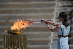 Olympisches Feuer an Gastgeber Tokio übergeben