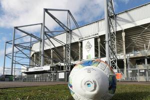 Ausgeschlossene Fans feiern Gladbach bei Ankunft