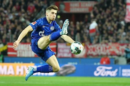 Begann auf der rechten Seite mit viel Aggressivität in den direkten Duellen. Gewann so wiederholt wichtige Zweikämpfe und hi...