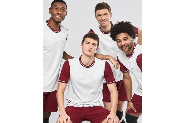 Den Bayern-Stars selbst gefällt das Sonder-Trikot offensichtlich ziemlich gut.