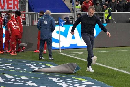 Hansi Flick kann das Verhalten der Fans nicht verstehen und ist außer sich, schließlich führen die Münchner mit 6:0. Wenig s...