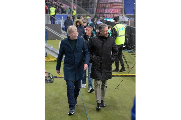 Erneut versuchen die Bayern-Bosse Einfluss auf die Anhänger zu nehmen. Diesmal kommt auch Oliver Kahn mit und sucht das Gesp...