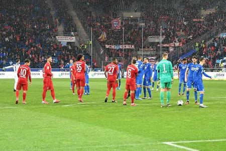 Doch es kann weiter gehen: Nach Wiederanpfiff spielen sich die Protagonisten 13 Minuten lang nur noch den Ball hin- und her....