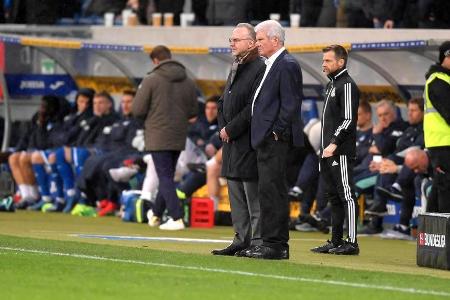 Hopp und Rummenigge stehen derweil an der Seitenlinie und zeigen einen demonstrativen Schulterschluss.