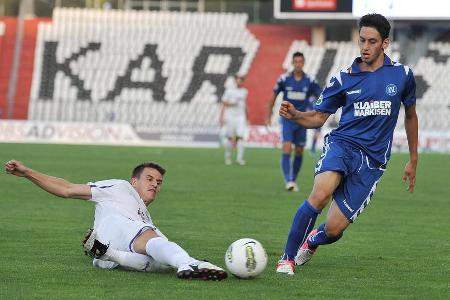 Nach der verlorenen Relegation gegen Jahn Regensburg und dem Abstieg in die 3. Liga randalieren KSC-Chaoten vor dem Wildpark...