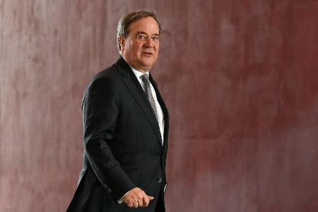 Laschet kündigt Gespräche über Geisterspiele an