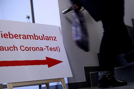 Sportmediziner warnt vor Corona-Folgeschäden für Fußballer