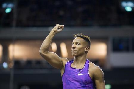 Stabhochsprung im Autokino: Holzdeppe und Co. fliegen vor Zuschauern