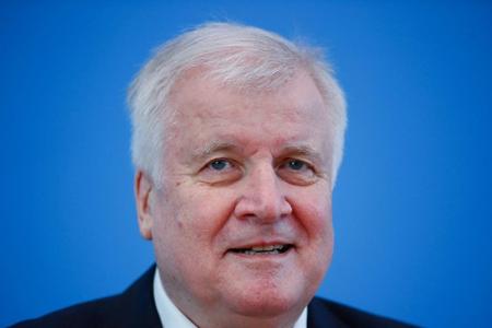 Seehofer lobt Fußball nach Bundesliga-Neustart