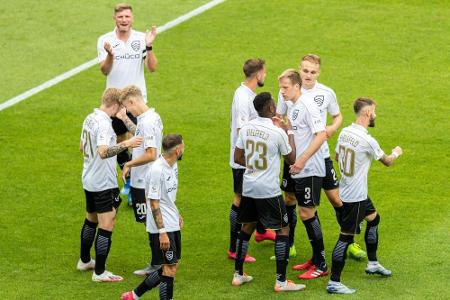 Dank HSV-Patzer: Heidenheim trotz Niederlage in der Relegation