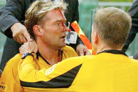 In der Champions-League-Partie zwischen der AS Roma und Dinamo Kiev wurde beim Gang in die Kabine Schiri Anders Frisk von ei...