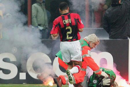 Beim Mailänder Derby zwischen Inter und Milan in der Champions League 2005 erwischte ein Feuerwerkskörper den brasilianische...
