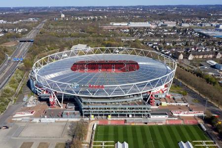 Pappaufsteller und Fahnen: Leverkusen lässt Stadt vor Pokalfinale in schwarz und rot erstrahlen