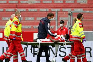 Mainzer Awoniyi erleidet bei Zusammenprall schwere Gehirnerschütterung