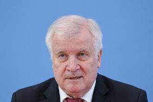 Seehofer zuversichtlich: In der neuen Saison "nach und nach wieder mit Publikum"