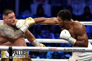 Weltmeister Joshua mit Krücken und Schiene auf Demo: "Vorsichtsmaßnahme"