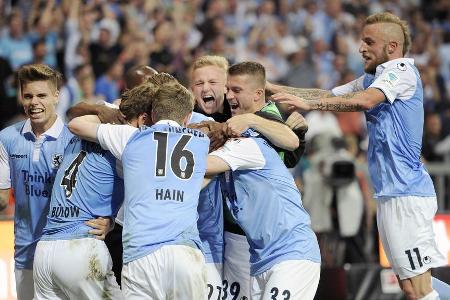 Bis 2017 trägt auch 1860 München seine Heimspiele in der Allianz Arena aus. Ein echtes Drama ereignet sich 2015 in der Zweit...