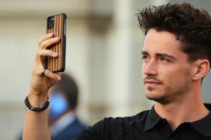 Stadtrundfahrt durch Maranello: Leclerc wieder im Ferrari