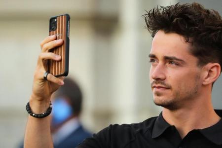 Stadtrundfahrt durch Maranello: Leclerc wieder im Ferrari