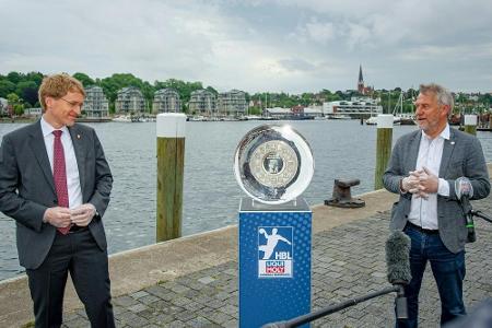 Handball: Schwenker überreicht die Meisterschale an Kiel
