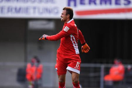 War im ersten Durchgang gleich zweimal sehenswert zur Stelle und lenkte jeweils stark zur Ecke (17. und 30.), super Parade a...