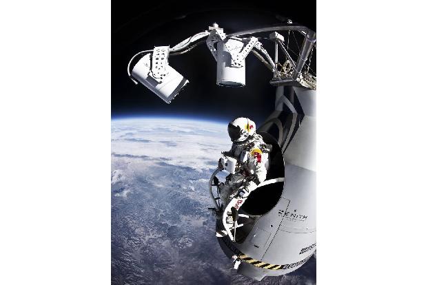 Felix Baumgartner gelingt ein Fallschirmsprung aus 39.000m Höhe