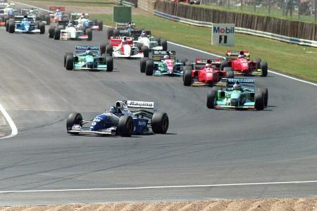 1994 überholt der im Qualifying zweitplatzierte Michael Schumacher Pole-Setter Damon Hill schon in der Aufwärmrunde zwei Mal...
