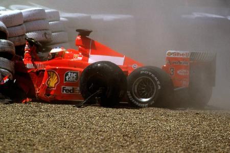 Beim Rennen 1999 verunglückt Rekordweltmeister Schumacher in Silverstone schwer. Der Kerpener rast mit 100 km/h frontal in d...
