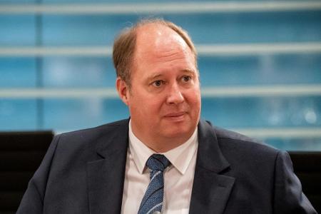 Kanzleramtschef Braun unterstützt Rückkehr der Fußballfans