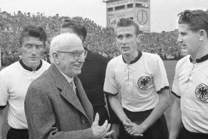 Rahn-Enkel schenkt Deutschem Fußballmuseum das 1954er-Trikot