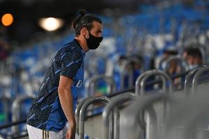 Erneute Provokation: Bale schaut Spiel auf der Ersatzbank durch "Fernglas"