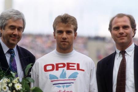 Hansi Flick (M.) hing seine Schuhe im Alter von nur 28 Jahren an den Nagel, Uli Hoeneß (r.) war bei seinem Karriereende gar ...