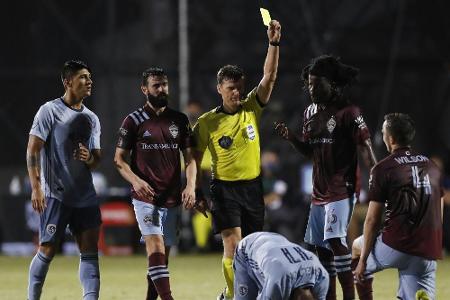 Zwei rote Karten, drei Videobeweise: Kansas gewinnt verrücktes Spiel gegen Colorado