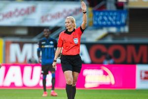 Steinhaus über ihr erstes Ligaspiel: Atemübungen in den Katakomben