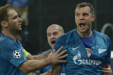 Zenit St. Petersburg feiert Double und macht Pokal-Trophäe kaputt