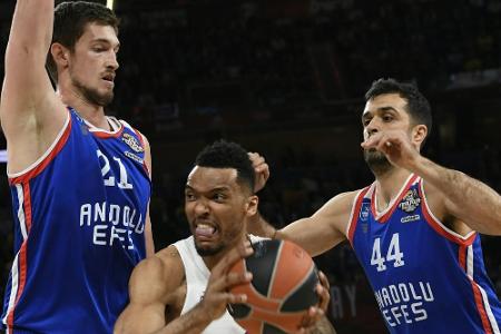 Basketball: Pleiß verlängert bei Istanbul