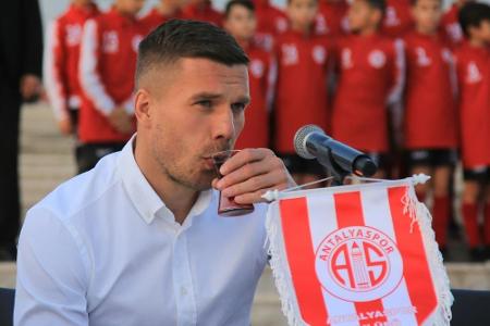 Podolski eröffnet Straßenkicker Base in Köln