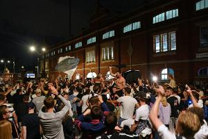 Aufstiegsfeier: Fulham-Fans ignorieren Coronaregeln
