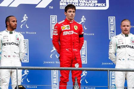 Im letzten Jahr krönt sich Charles Leclerc im Ferrari zum Sieger. Der Monegasse setzt sich knapp gegen Lewis Hamilton (Merce...