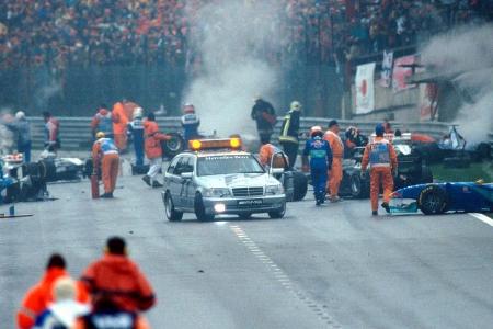 Das Rennen 1998 wird von einem schweren Start-Crash überschattet. Auf nasser Fahrbahn rutscht David Coulthard weg, schießt q...