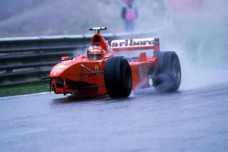 Im gleichen Jahr sieht Michael Schumacher kurz vor Schluss schon wie der sichere Sieger aus. Bei der Überrundung von David C...