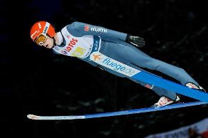 Skispringen: Siegel mit gutem Comeback nach Kreuzbandriss - Polen dominieren